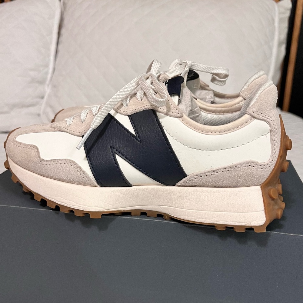 New Balance 327 Moonbeam Outerspace (Women's) size 6.5
